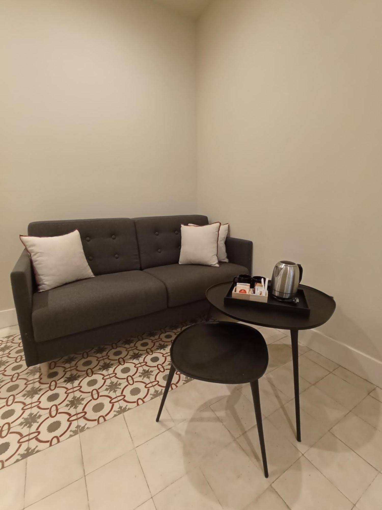 Uma Suites Parada Del Marques Sevilla Bagian luar foto