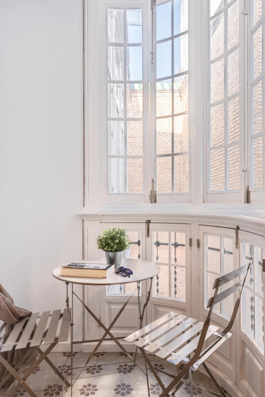 Uma Suites Parada Del Marques Sevilla Bagian luar foto